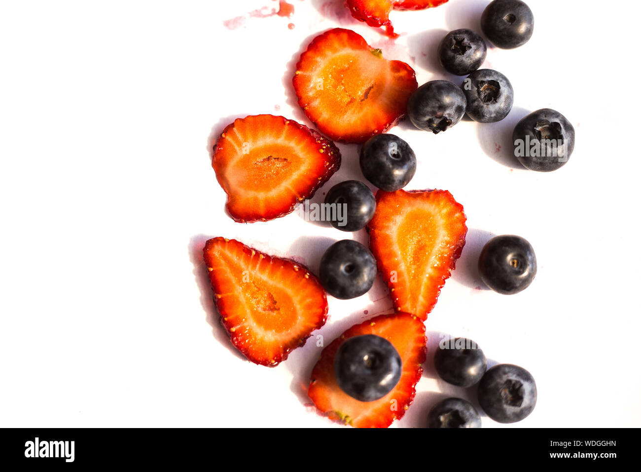 Blackberry und Erdbeere auf weißen Hintergrund. Nahaufnahme, Ansicht von oben, hohe Auflösung Produkt Stockfoto