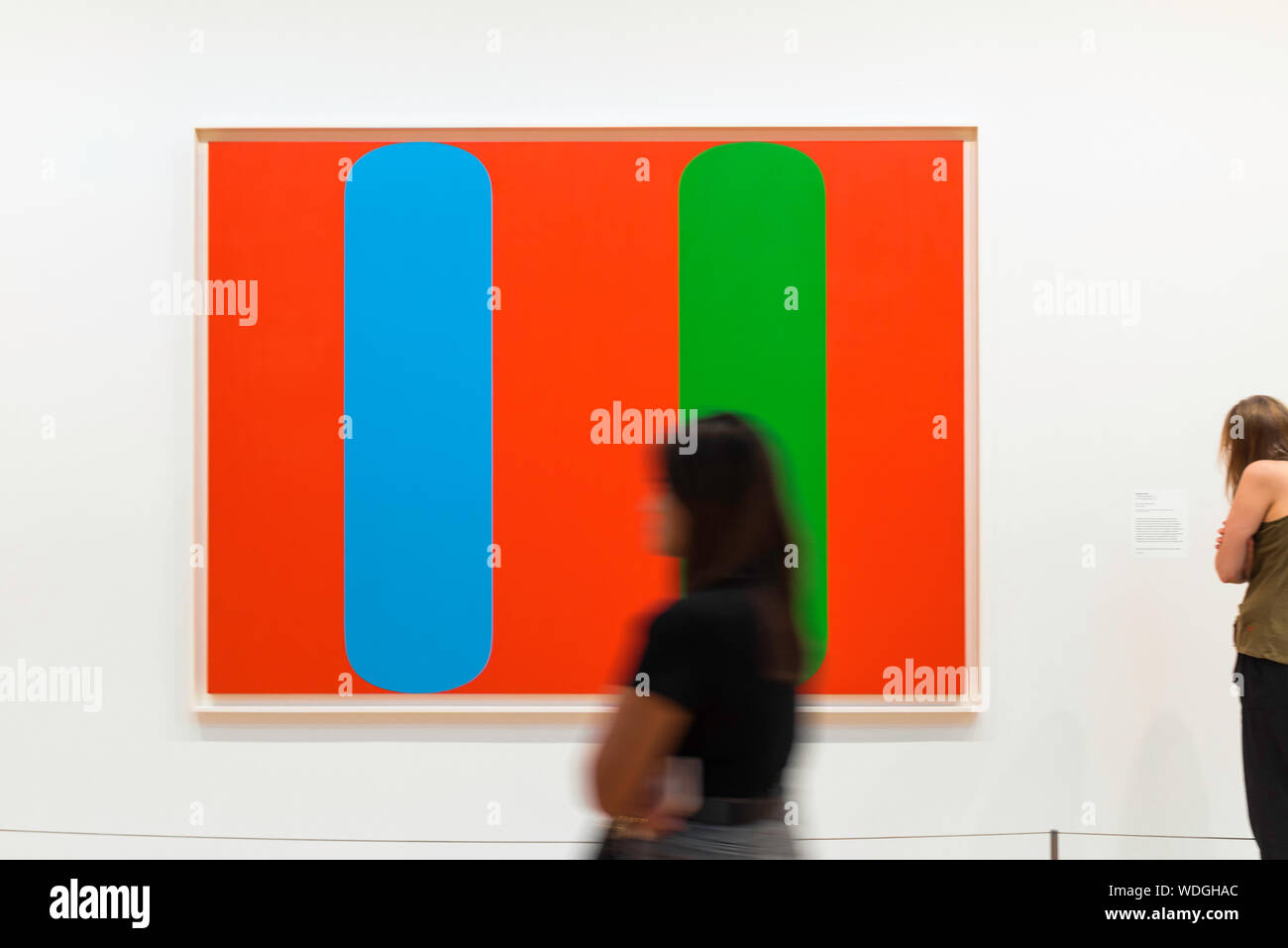 Galerie für moderne Kunst, Ansicht einer Frau, die an Blue Green Red (1964) vorbeigeht von Ellsworth Kelly im Whitney Museum of American Art, New York City, USA Stockfoto