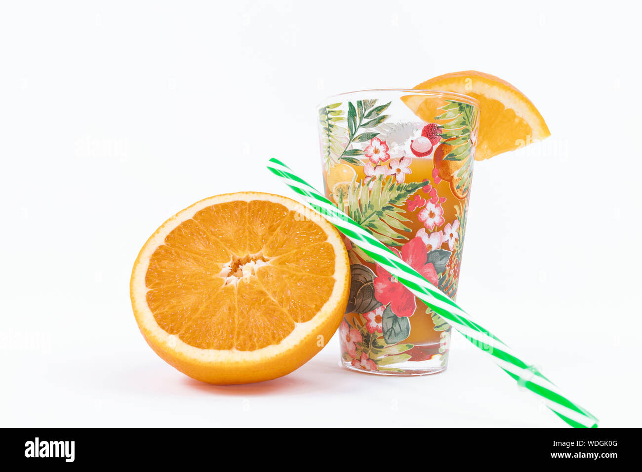 Eine köstliche Orangensaft und eine Scheibe Orange auf weißem Hintergrund Stockfoto