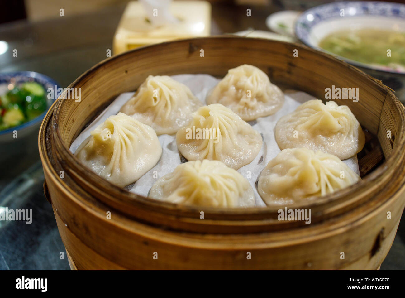 Ein Fach der chinesischen Teigtaschen mit Suppe innen Stockfoto