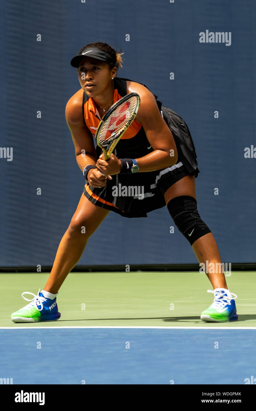Naomi in Osaka (JPN) konkurrieren in der ersten Runde der US Open Tennis 2019 tragen ihre Neue NikeCourt x Sacai tennis Outfit Stockfoto