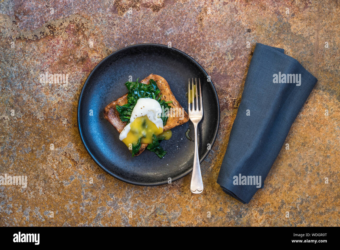 Spinat und pochiertem Ei auf granary Toast Stockfoto