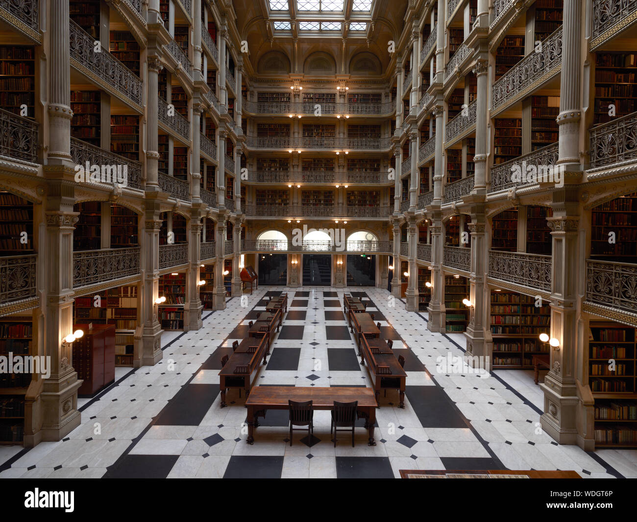 George Peabody Library, früher die Bibliothek des Peabody Institute der Stadt Baltimore, ist Teil der Johns Hopkins Sheridan Bibliotheken. Baltimore, Maryland Stockfoto