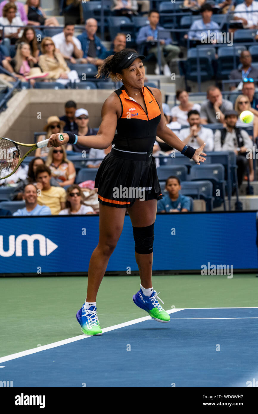 Naomi in Osaka (JPN) konkurrieren in der ersten Runde der US Open Tennis 2019 tragen ihre Neue NikeCourt x Sacai tennis Outfit Stockfoto