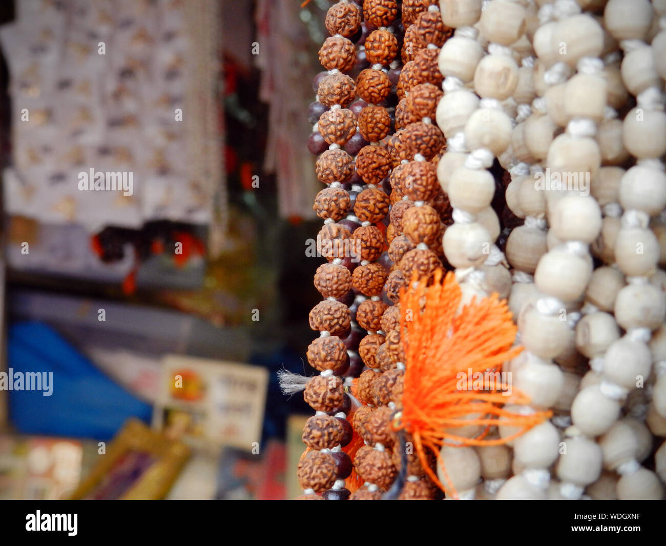 Close-up Rudraksha und Gebet Perlen am Marktstand Stockfoto