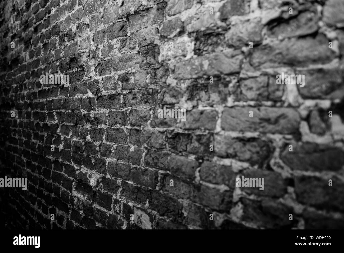 Verwitterte gebeizt alte Mauer Hintergrund Textur, selektiven Fokus Schwarz und Weiß Stockfoto