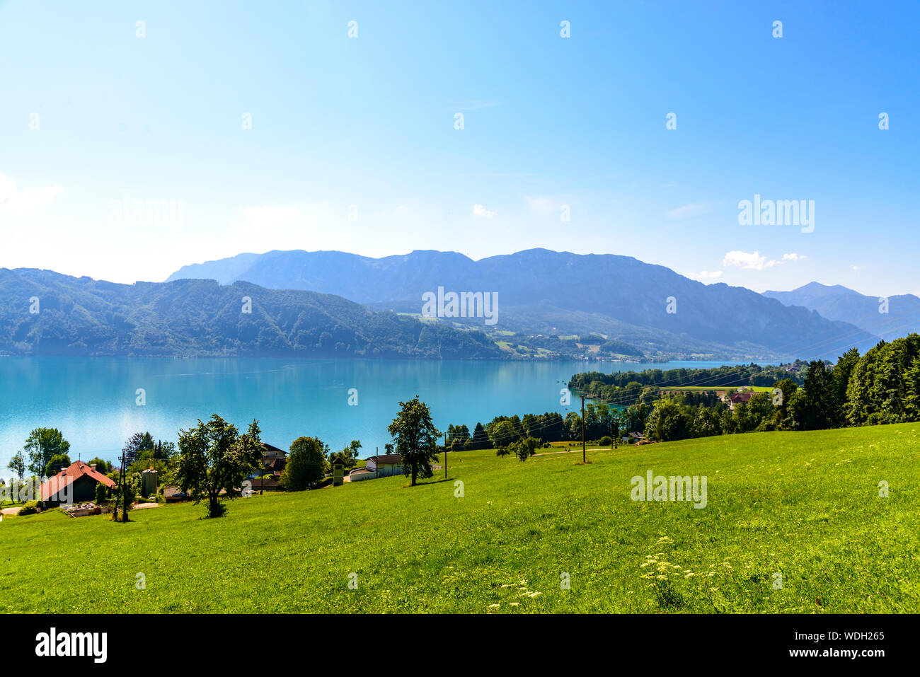 Wunderschöne Landschaft Blick auf den Attersee im Salzkammergut Alpen durch in Nussdorf, Zell am Attersee. Oberösterreich, in der Nähe von Salzburg. Stockfoto