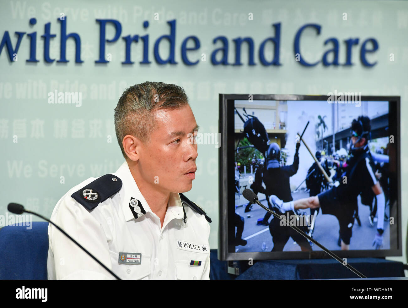 Hong Kong, China Hong Kong. 29 Aug, 2019. Kwok Pak-chung, Regionaler Befehlshaber der Insel Hong Kong, zeigt ein Bild der Gewalttaten durch radikale Demonstranten in den letzten zwei Monaten während einer täglichen Pressekonferenz in South China Hong Kong, Aug 29., 2019. Gehen MIT "Hong Kong Polizei verbot Samstag Kundgebungen über Sicherheit Sorge" Credit: Liu Dawei/Xinhua/Alamy leben Nachrichten Stockfoto