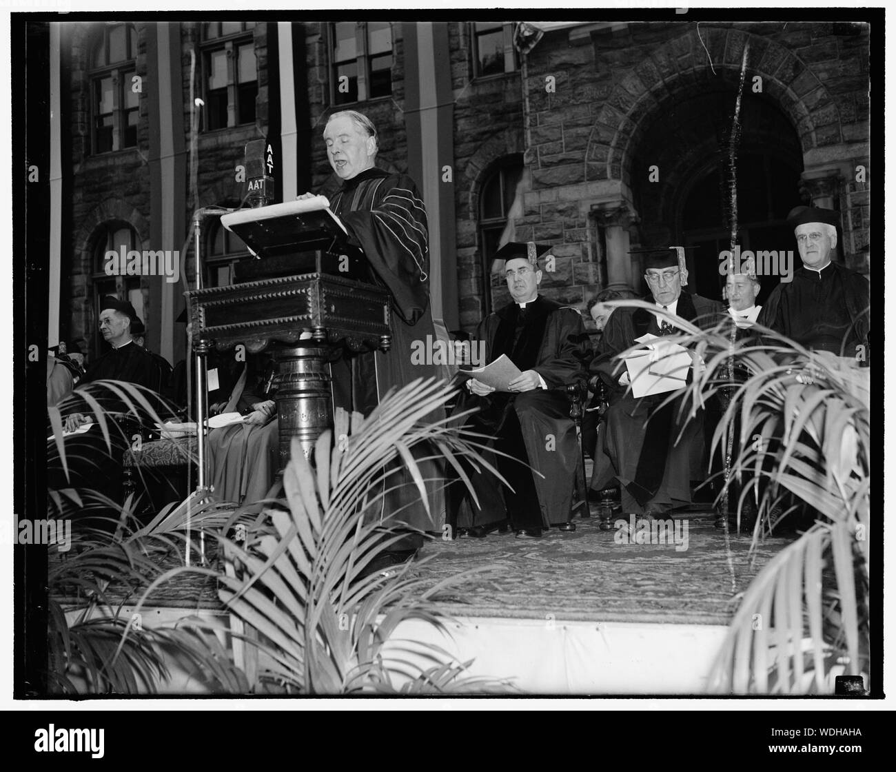 Georgetown gefeiert Sesquicentennial zusammenkommt. Washington, D.C., den 5. Juni. Pfarrer Edmund Walsh, Präsident der Georgetown Universität Adressierung die Delegierten der Georgetown University Einberufung in Erinnerung an die Verabschiedung der Verfassung der USA und der Gründung der Georgetown University. Im Hintergrund sind die sehr Rev. Arthur A. O'Leary, Präsident der Universität und Sprecher des Repräsentantenhauses, William Bankhead, der gegeben wurde die Ehrendoktorwürde der Doktor der Rechtswissenschaften Abstract / Medium: 1 Negativ: Glas 4 x 5 in. oder kleiner Stockfoto