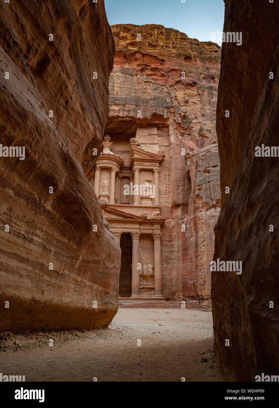 Ein Bild von der Staatskasse (Petra) als durch den Siq gesehen. Stockfoto