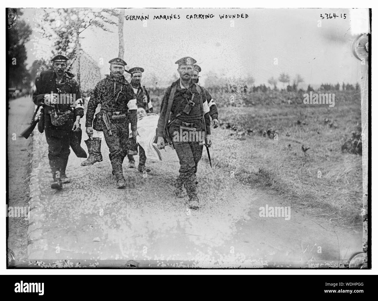 Deutsche Soldaten, die Verwundeten Abstract / Medium: 1 Negativ: Glas 5 x 7 in. oder kleiner. Stockfoto