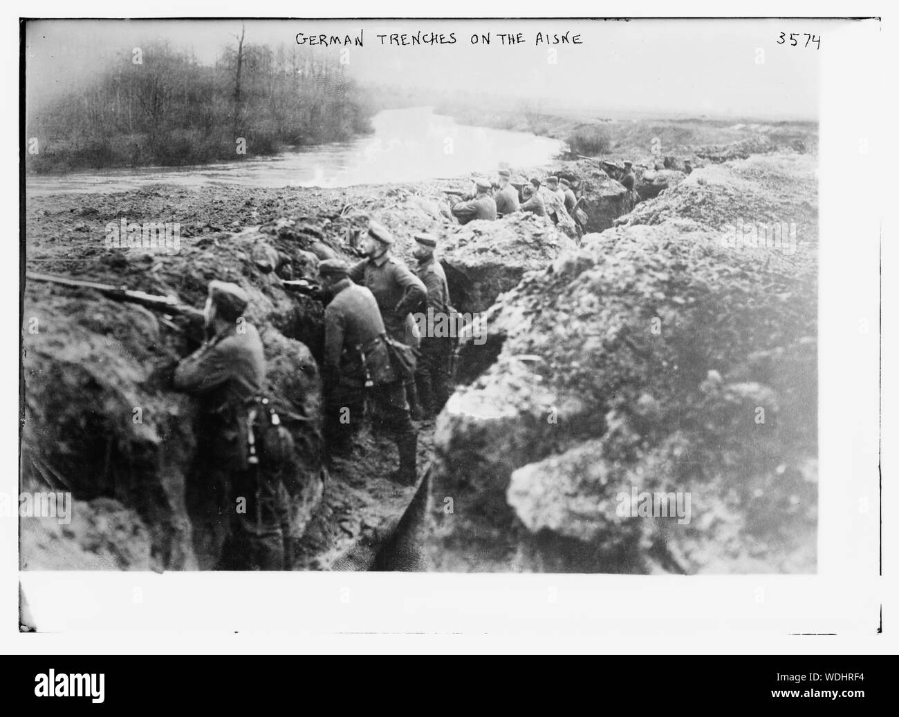 Deutsche Schützengräben an der Somme während des Ersten Weltkriegs. Das Foto ist nicht datiert. Die Männer sind nicht mit Helm so früh im Krieg, vielleicht 1914 oder 1915. Deutsch: Deutsche Schützengräben an der Aisne. Français: Tranchée allemande dans l'Aisne de la 1ère Guerre Mondiale. Stockfoto