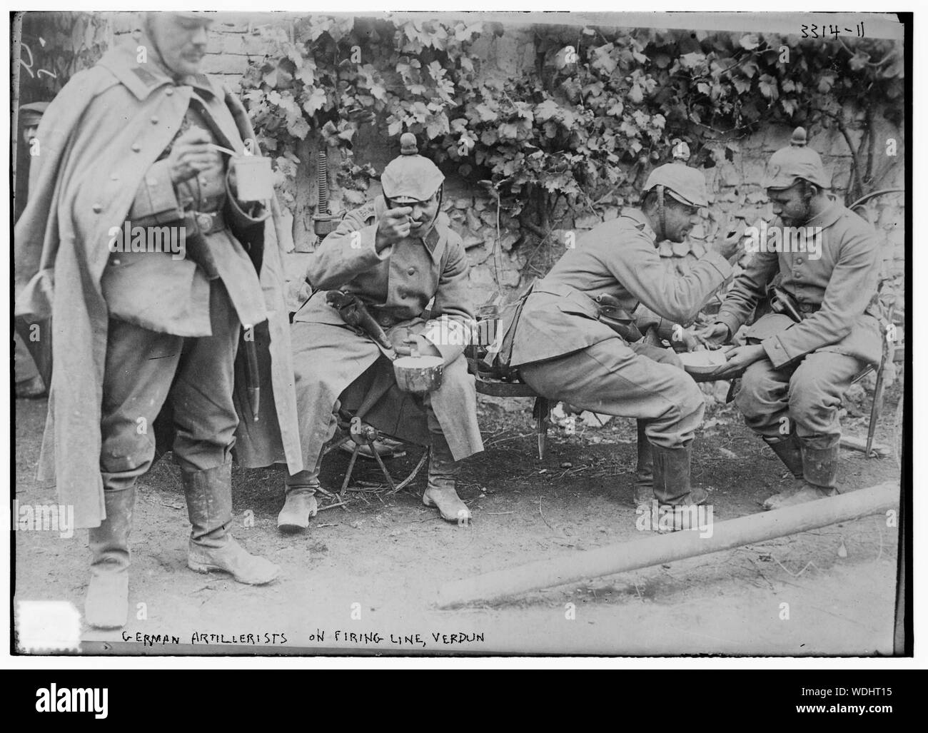 Deutsche artillerists auf der Schusslinie, Verdun Abstract / Medium: 1 Negativ: Glas 5 x 7 in. oder kleiner. Stockfoto