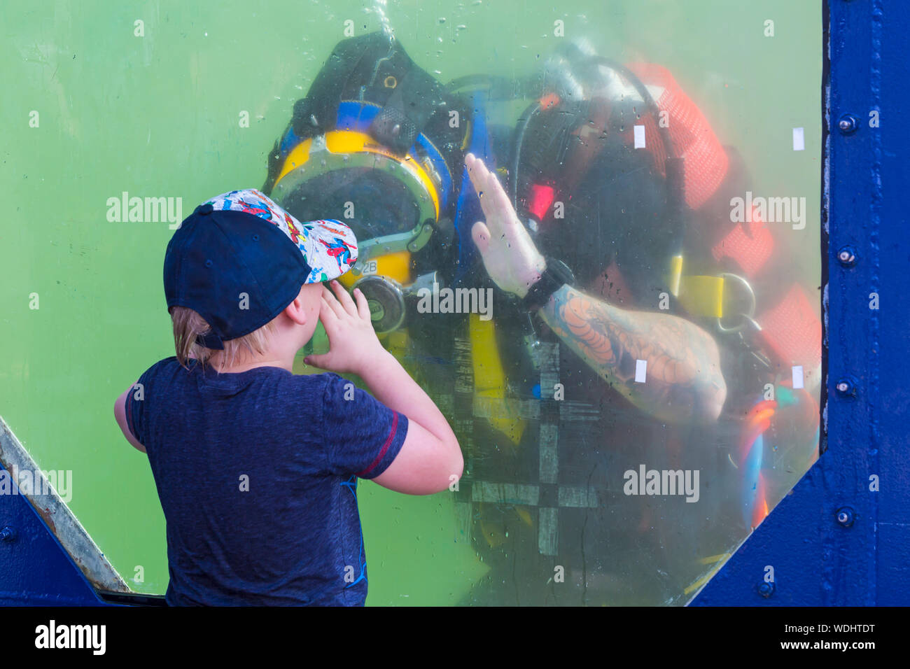 Bournemouth, UK. 29. August 2019. Bis zu eine Million Menschen sind in Bournemouth über die nächsten vier Tage zu steigen, da die 12. jährliche Bournemouth Air Festival unterwegs erhält. Kinder haben Spaß, Interaktion mit der Taucher in der tauchflasche und spritzte. Credit: Carolyn Jenkins/Alamy leben Nachrichten Stockfoto