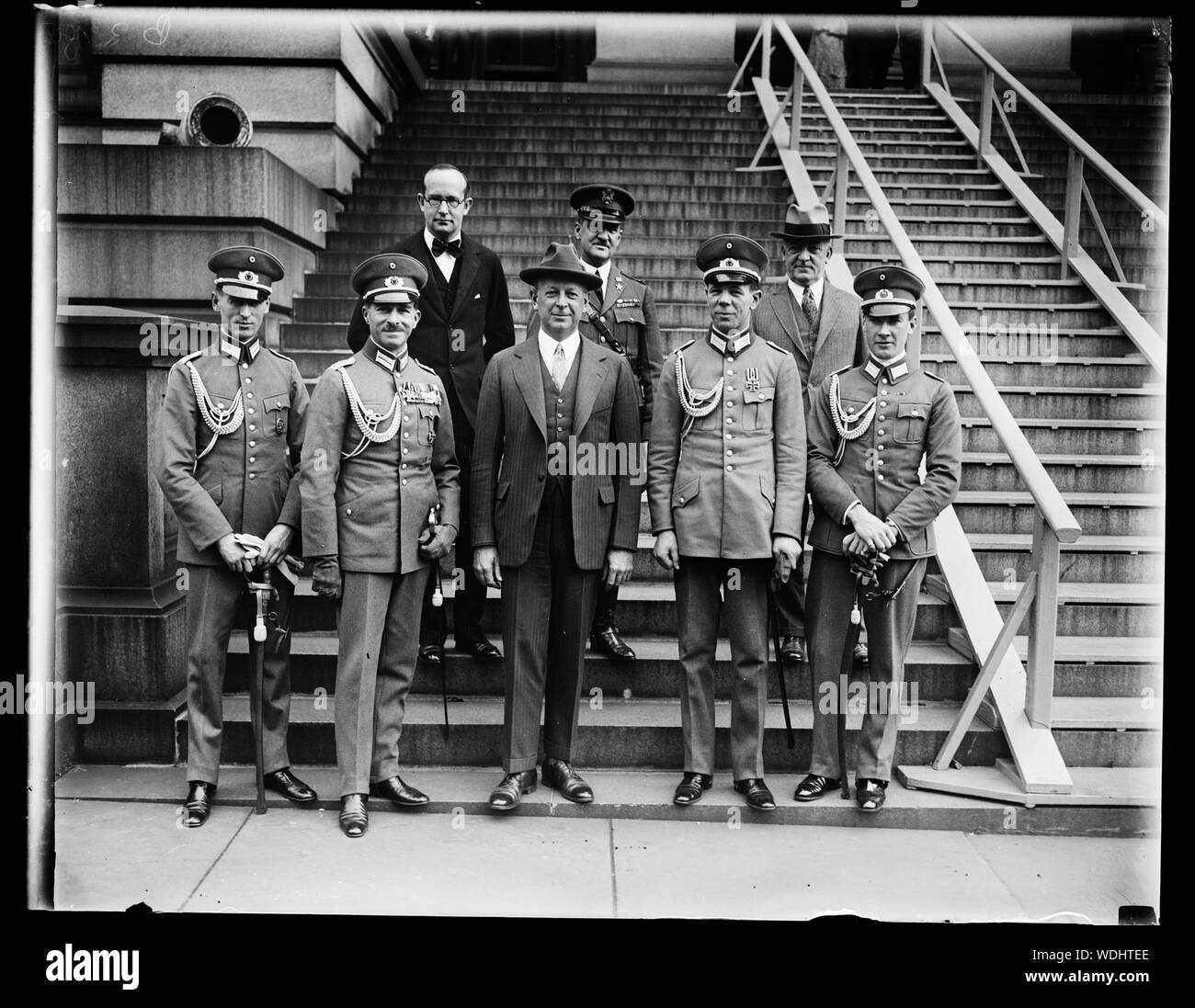 Deutsche Kavallerie horse show Team erhielt von Staatssekretär Krieg Davis. Mitglieder der Deutschen Kavallerie horse show Team, einer der fünf ausländischen Teams mit den Vereinigten Staaten konkurrieren im Jahr 1928 nationalen Horse Show in New York City zu Ende und die erste Deutsche horse show Team in die Vereinigten Staaten zu kommen, seit dem Zweiten Weltkrieg, durch Staatssekretär des Krieges Dwight F. Davis heute empfangen wurden. In der vorderen Reihe, von links nach rechts: lieut. Wilhelm Schmalz Lieut. Von Flotow Generalsekretär Davis Lieut. Baron von Nagel und Lieut. von barnekow. In der hinteren Reihe, von links nach rechts: Dr. Rudolf Leitner, Erster Sekretär der Stockfoto
