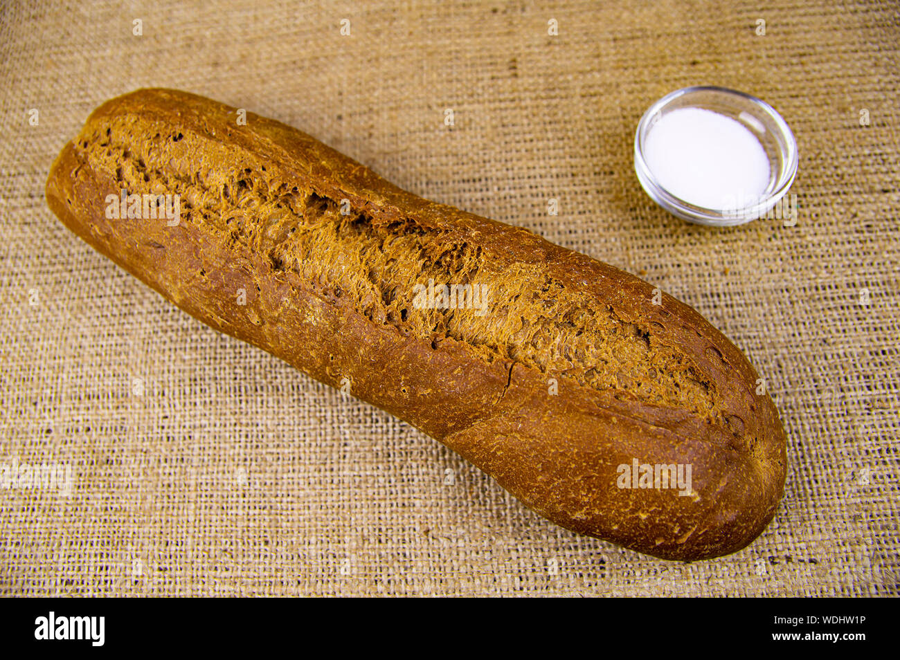 Brot Baguette mit Salz. Essen Foto. Hintergrund. Für Text platzieren. Stockfoto