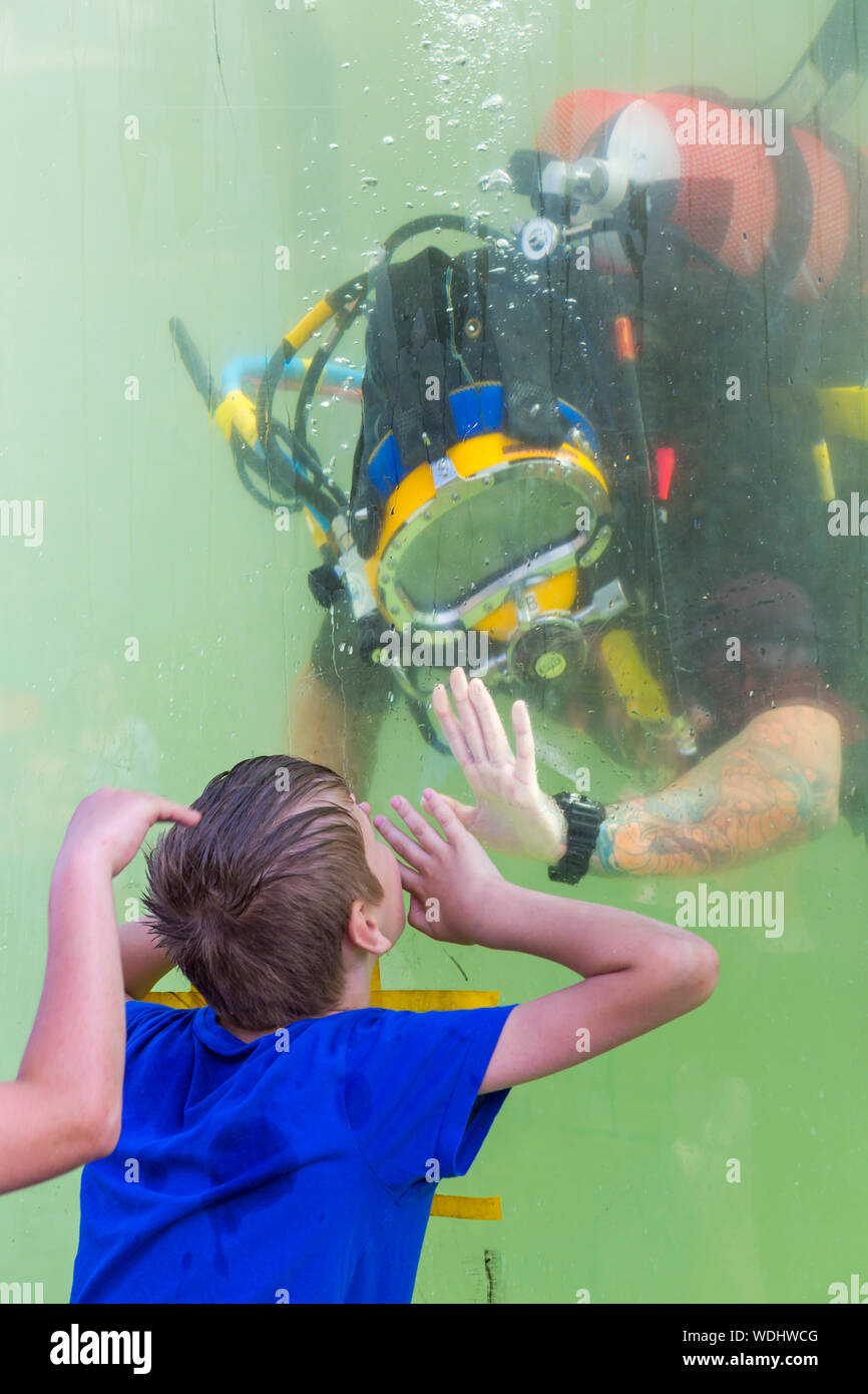Bournemouth, UK. 29. August 2019. Bis zu eine Million Menschen sind in Bournemouth über die nächsten vier Tage zu steigen, da die 12. jährliche Bournemouth Air Festival unterwegs erhält. Kinder haben Spaß, Interaktion mit dem Taucher in Tauchflasche und spritzte. High Fives! Credit: Carolyn Jenkins/Alamy leben Nachrichten Stockfoto