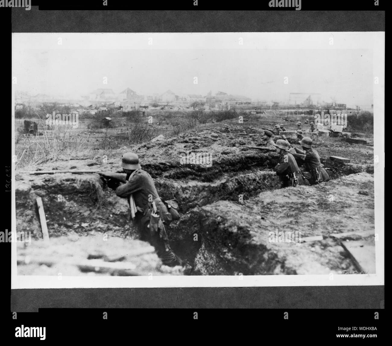 Deutsche Soldaten in einem Graben im Hintergrund, eine Stadt Abstract / Medium: 1 Fotoabzug. Stockfoto