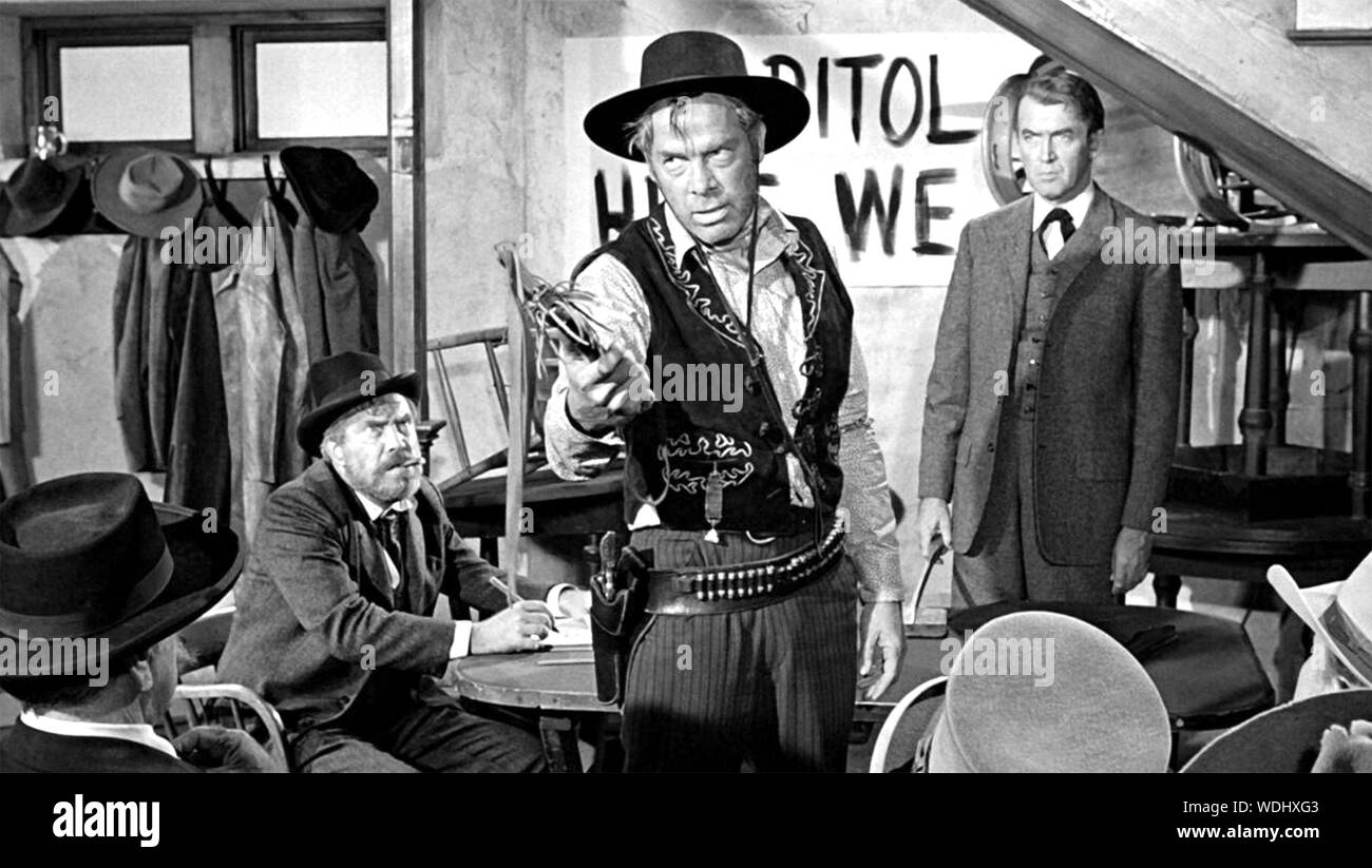 Der MANN DER LIBERTY VALANCE 1962 Paramount Pictures Film mit James Stewart rechts und Lee Marvin center Stockfoto