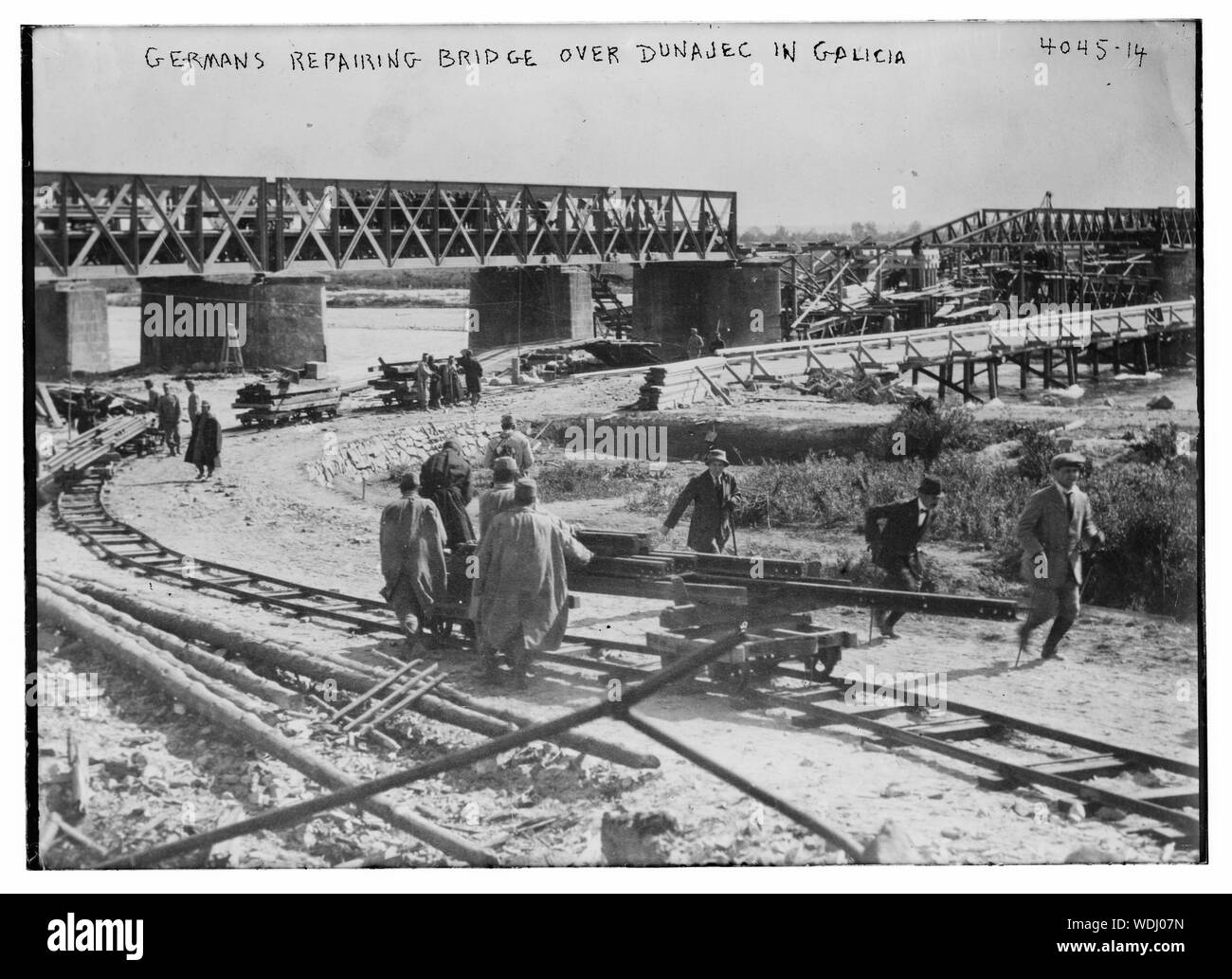 Deutsche Instandsetzung Brücke über Dunajec in Galizien [d. h. Galitzia] Abstract / Medium: 1 Negativ: Glas 5 x 7 in. oder kleiner. Stockfoto