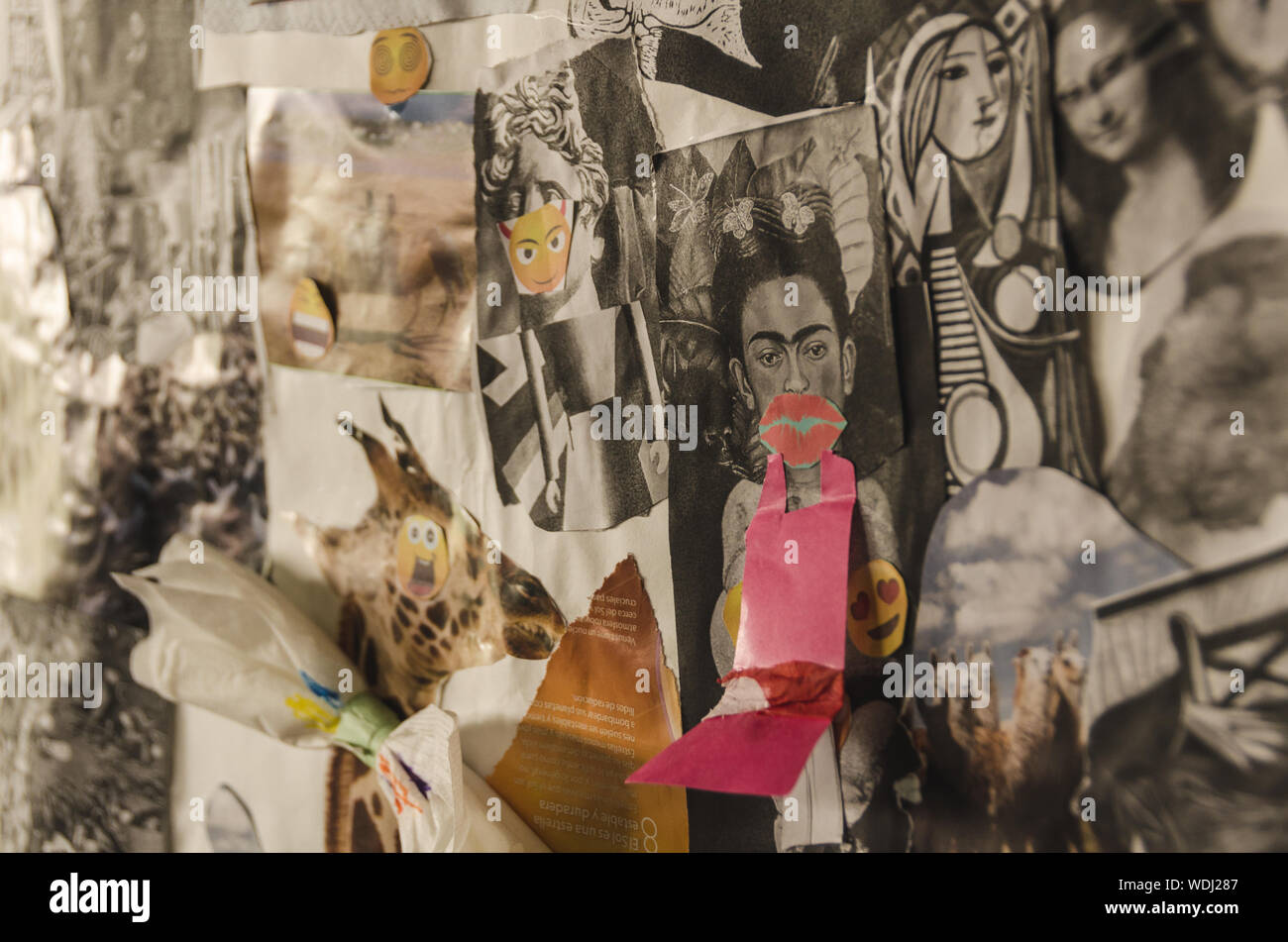 Querformat eines generischen pop Handgemachte collage Brett voll mit bunten Magazin Schnitte und ein Stück Papier. Frida Kahlo können im Fokus gesehen werden. Stockfoto