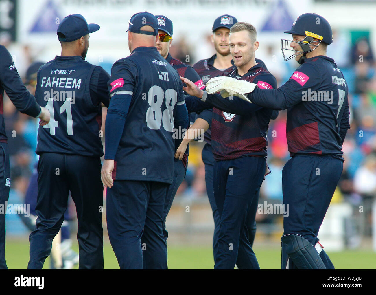 Emerald Headingley Stadium, Leeds, West Yorkshire, 29. August 2019. Graeme White (C) Northamptonshire Steelbacks feiert die wicket von David Willey von Yorkshire von faheem Ashraf während der Vitalität Blast Match zwischen Yorkshire Viking gefangen vs Northamptonshire Steelbacks im Emerald Headingley Stadium, Leeds, West Yorkshire. Credit: Touchlinepics/Alamy leben Nachrichten Stockfoto