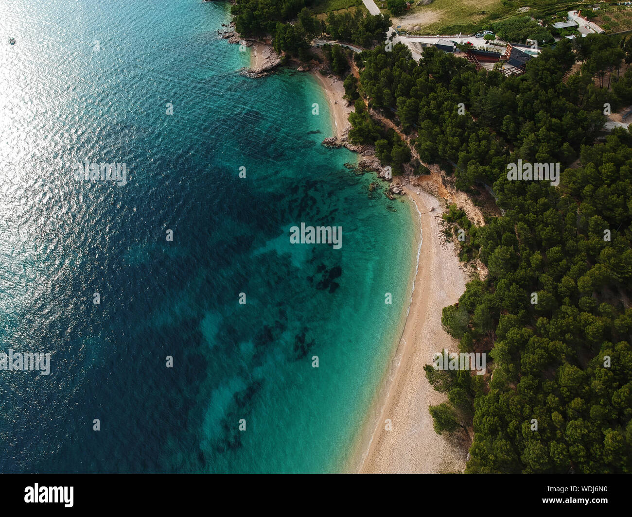 Luftaufnahme des leeren Strand Zlatni Rat/das Goldene Horn und sein kristallklares Wasser, auf der Insel Brac, Kroatien Stockfoto