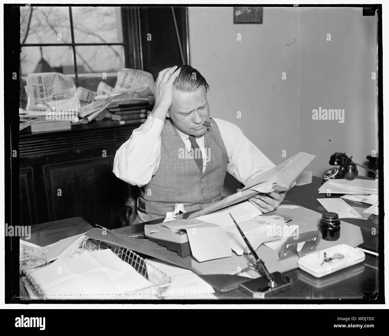 Erhält Zustimmung auf Sitzen Streik Anfrage. Washington, D.C., den 3. April. Das erste Mitglied des Kongresses seine Stimme gegen das, was er bezeichnet eine unerlaubte Handlung von einer Gruppe, Rep. Martin stirbt, Demokrat von Texas zu heben, hat eine Auflösung im Haus eingeführt für eine Untersuchung des Kongresses sitzen, 4/3/1937 Abstract / Medium: 1 Negativ: Glas 4 x 5 in. oder kleiner Stockfoto