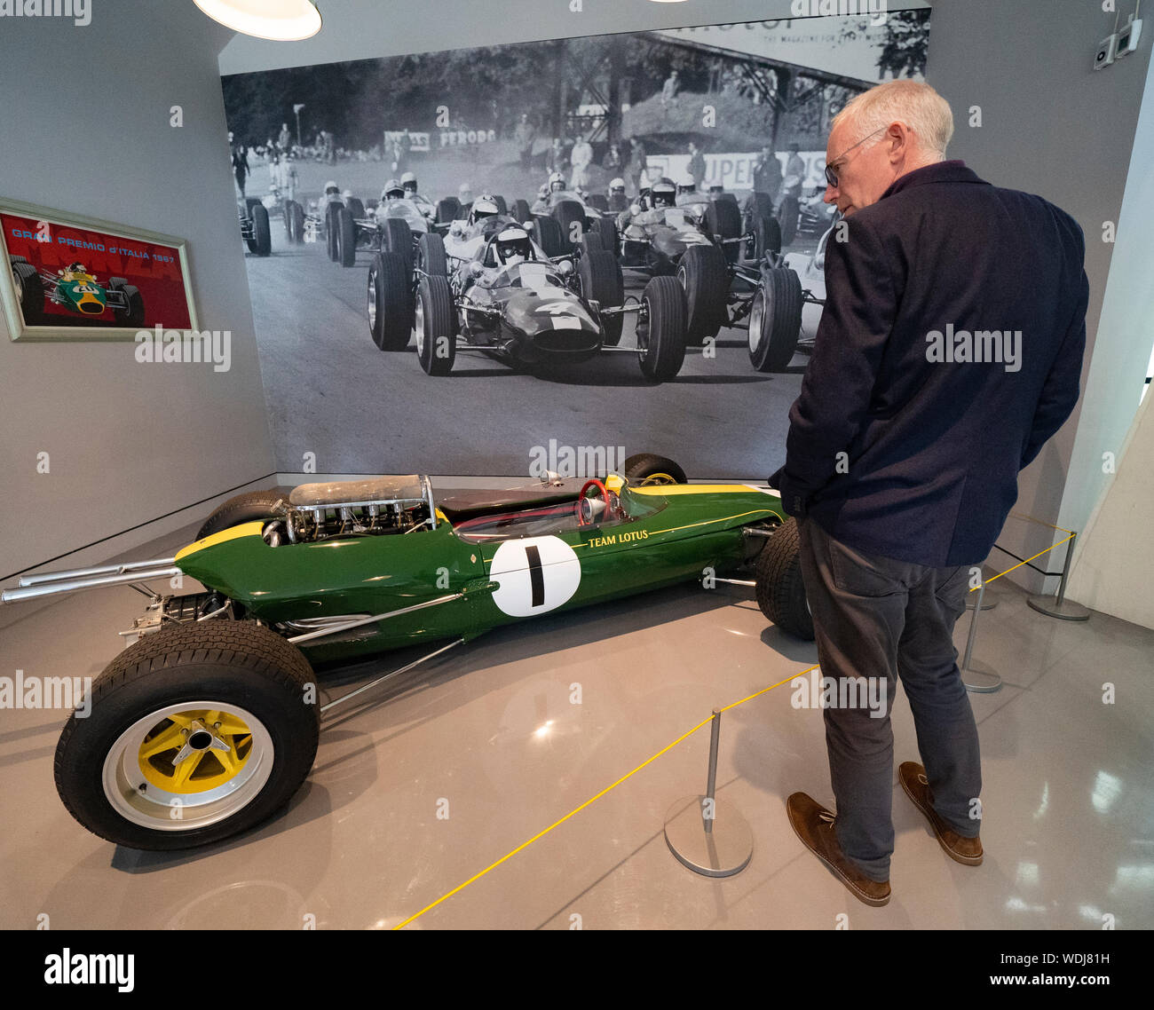 Duns, Schottland, Großbritannien. 29 Aug, 2019. Offizielle Eröffnung des neuen Jim Clark Motorsport Museum in Duns, Berwickshire, UK. Das Museum wurde von Sir Jackie Stewart geöffnet und wird betrieben, aber die Jim Clark vertrauen. Abgebildet ist. Besucher prüft Outs 49 Rennwagen. Credit: Iain Masterton/Alamy leben Nachrichten Stockfoto