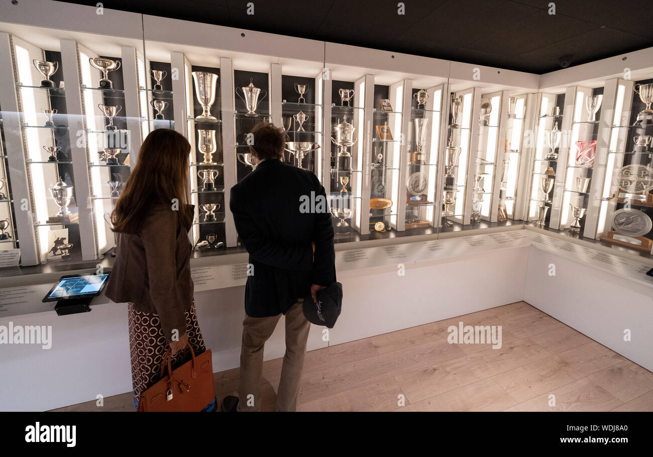 Duns, Schottland, Großbritannien. 29 Aug, 2019. Offizielle Eröffnung des neuen Jim Clark Motorsport Museum in Duns, Berwickshire, UK. Das Museum wurde von Sir Jackie Stewart geöffnet und wird betrieben, aber die Jim Clark vertrauen. Abgebildet ist. Neue trophy Zimmer im Museum. Credit: Iain Masterton/Alamy leben Nachrichten Stockfoto