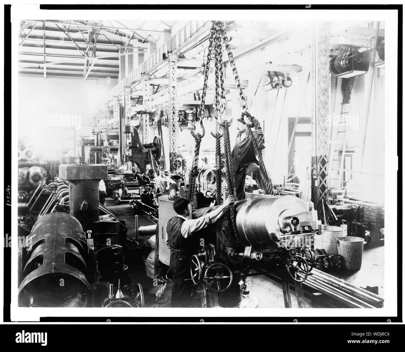 Fertig, eine bordkanone in Hebezeug in Washington Navy Yard (?) Zusammenfassung/Medium: 1 Fotoabzug. Stockfoto
