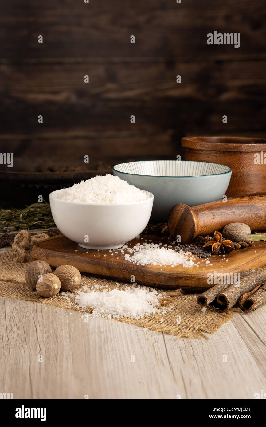 Fleur de Sel Salz in einer Schüssel und Kücheneinrichtung Stockfoto