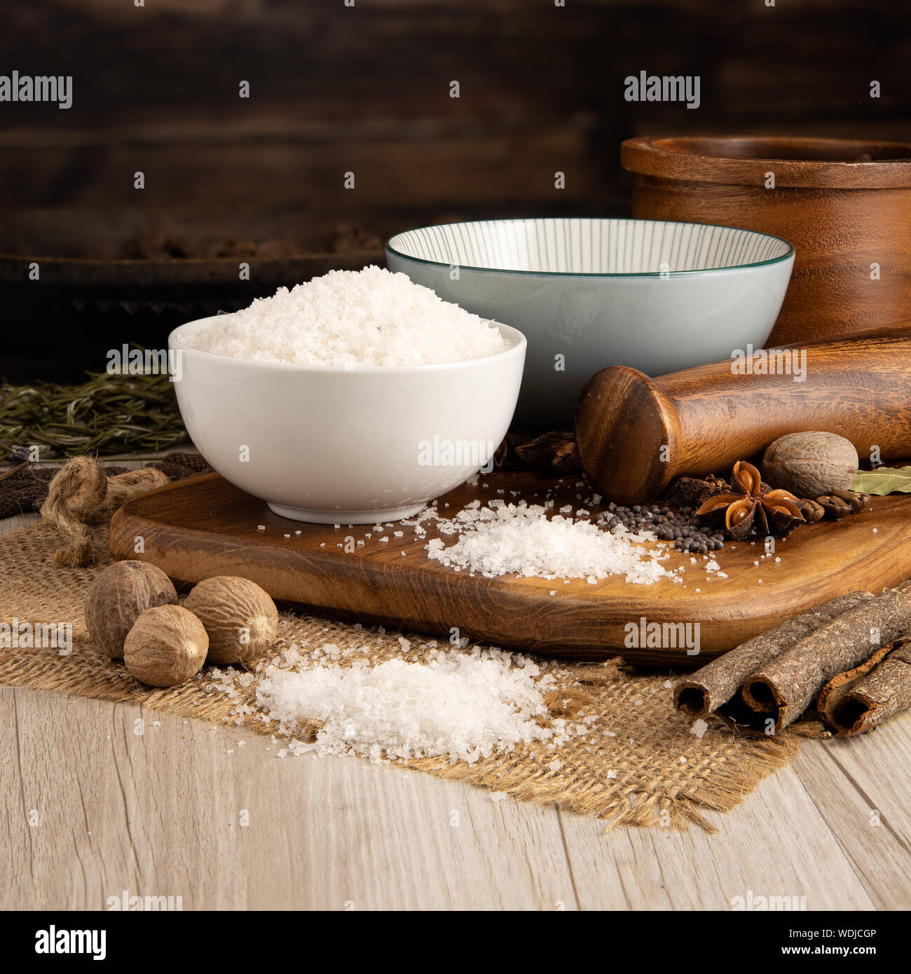 Fleur de Sel Salz in einer Schüssel und Kücheneinrichtung Stockfoto