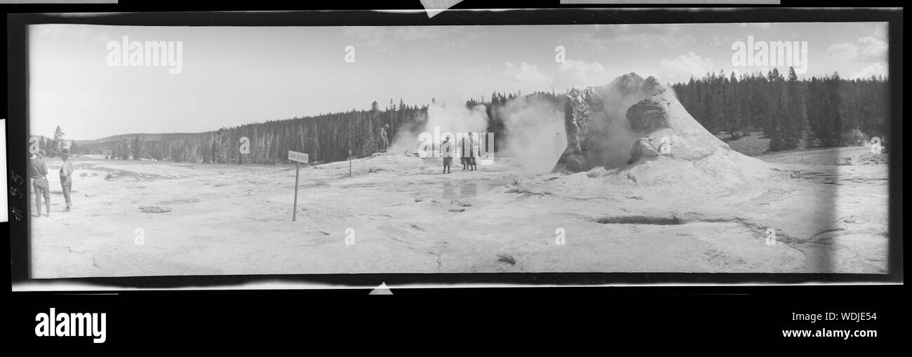 Riesige Geyser, Yellowstone Abstract / Medium: 1 Foto: Nitrat minus 11 x 31 cm. (4x12-Format) Stockfoto