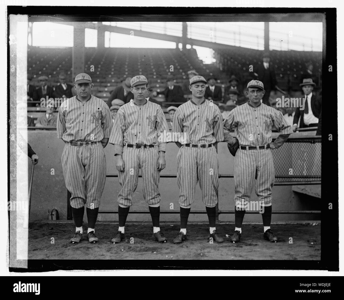Riesige Krüge, Bentley, McGillan Barnes, Nebb Abstract / Medium: Nationale Foto- Sammlung Stockfoto