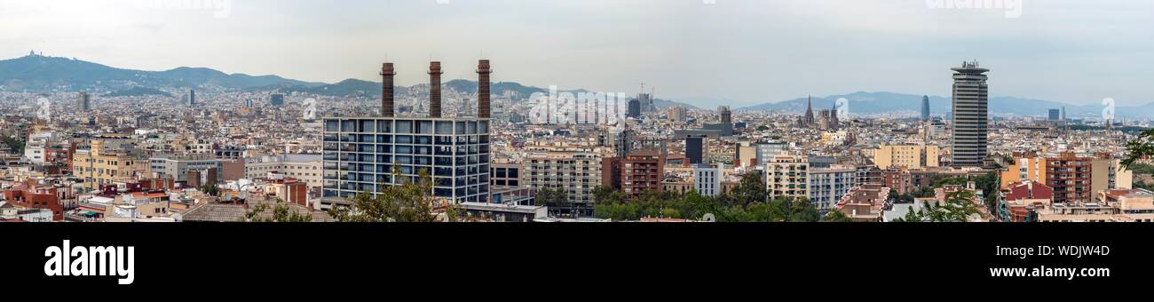 Panoramablick über Barcelona City Skyline von Montjuïc Schloss gesehen. Hochauflösender Wide Panorama Stockfoto