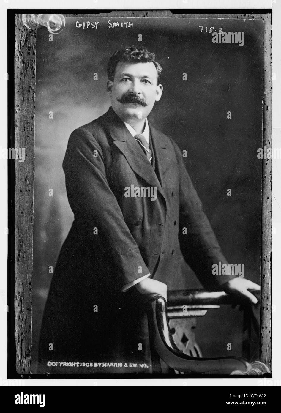 Gipsy Smith, neben dem Stuhl, Harris & Harris & Ewing Ewing/Abstrakt/mittlere stehend: 1 Negativ: Glas 5 x 7 in. oder kleiner. Stockfoto