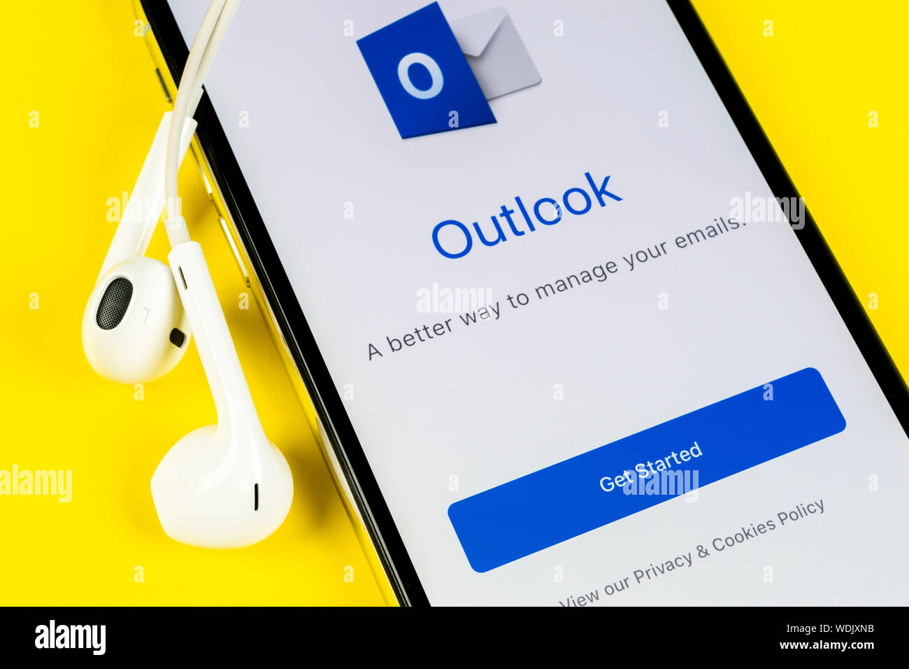 Helsinki, Finnland, 4. Mai 2019: Microsoft Outlook office Symbol auf Apple iPhone X-close-up. Microsoft Outlook Symbol der App. Microsoft heraus Stockfoto