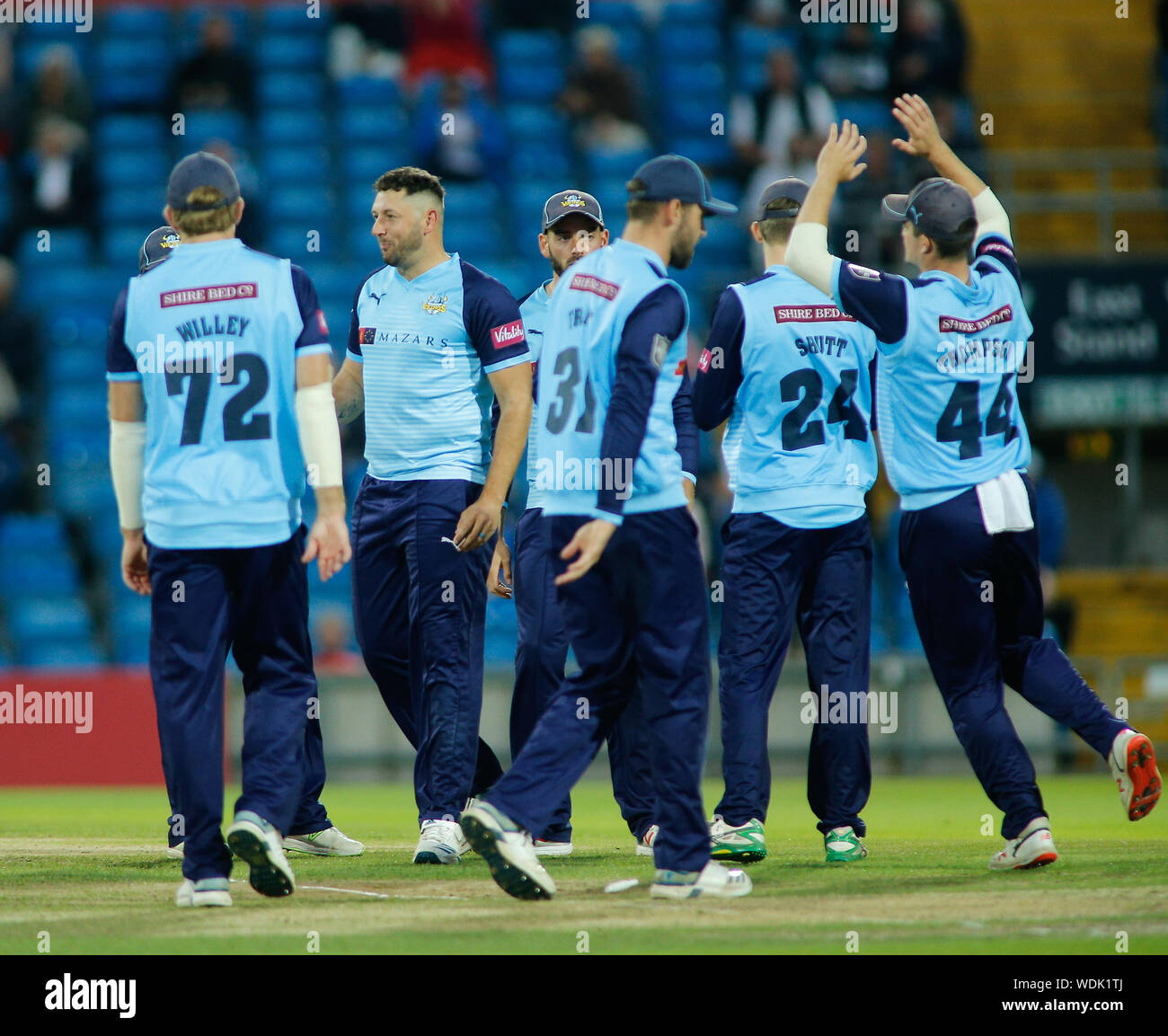 Emerald Headingley Stadium, Leeds, West Yorkshire, 29. August 2019. Tim Bresnan (2. links) von Yorkshire feiert die wicket von Adam Rossington Northamptonshire Steelbacks für keine läuft während die Vitalität Blast Match zwischen Yorkshire Viking Northamptonshire Steelbacks im Emerald Headingley Stadium, Leeds, West Yorkshire vs. Credit: Touchlinepics/Alamy leben Nachrichten Stockfoto