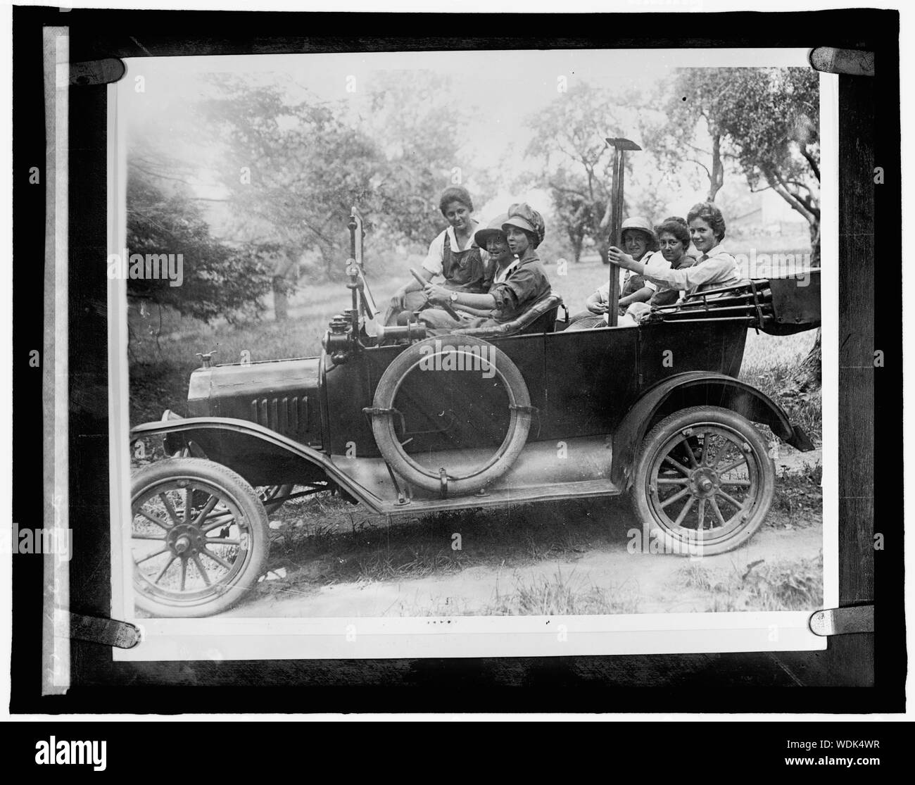 Mädchen im Auto Abstract / Medium: 1 Negativ: Glas 8 x 10 in. oder kleiner. Stockfoto