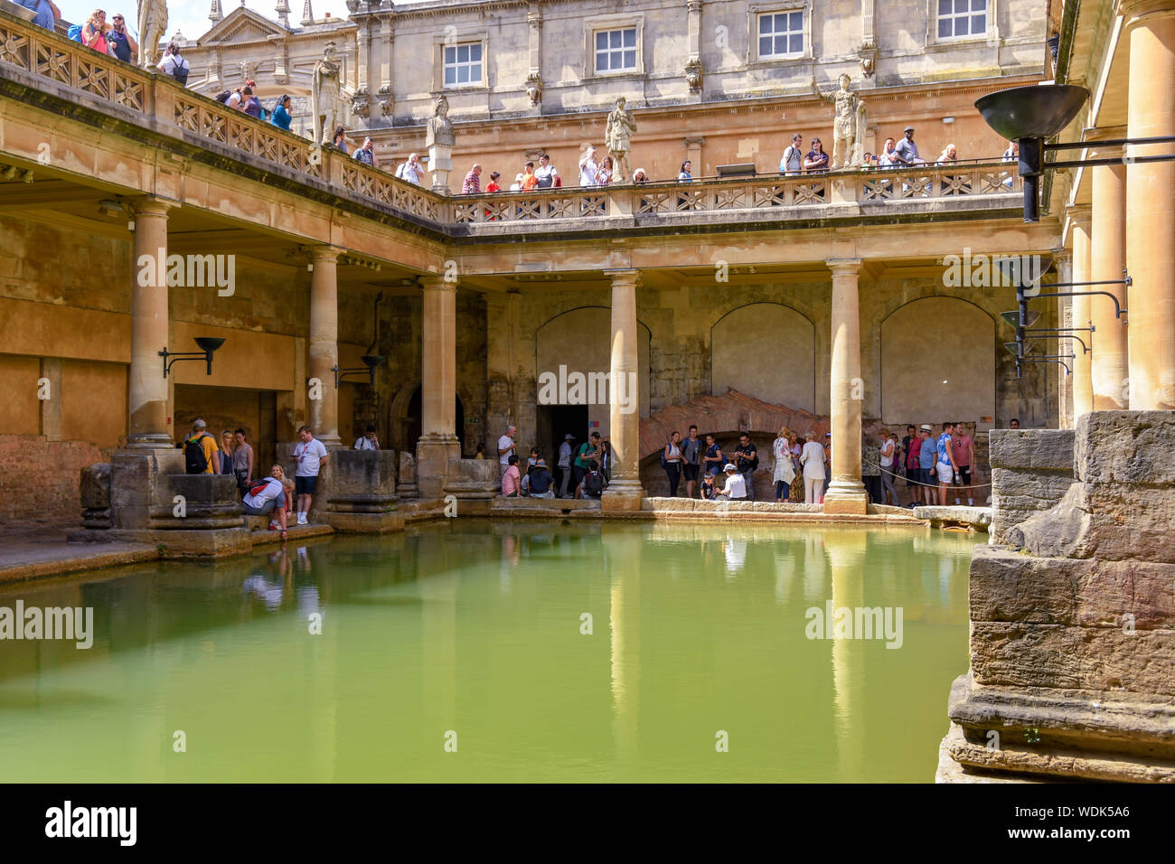 BATH, ENGLAND - Juli 2019: Menschen den Besuch der Römischen Bäder in der Mitte der Badewanne Stockfoto
