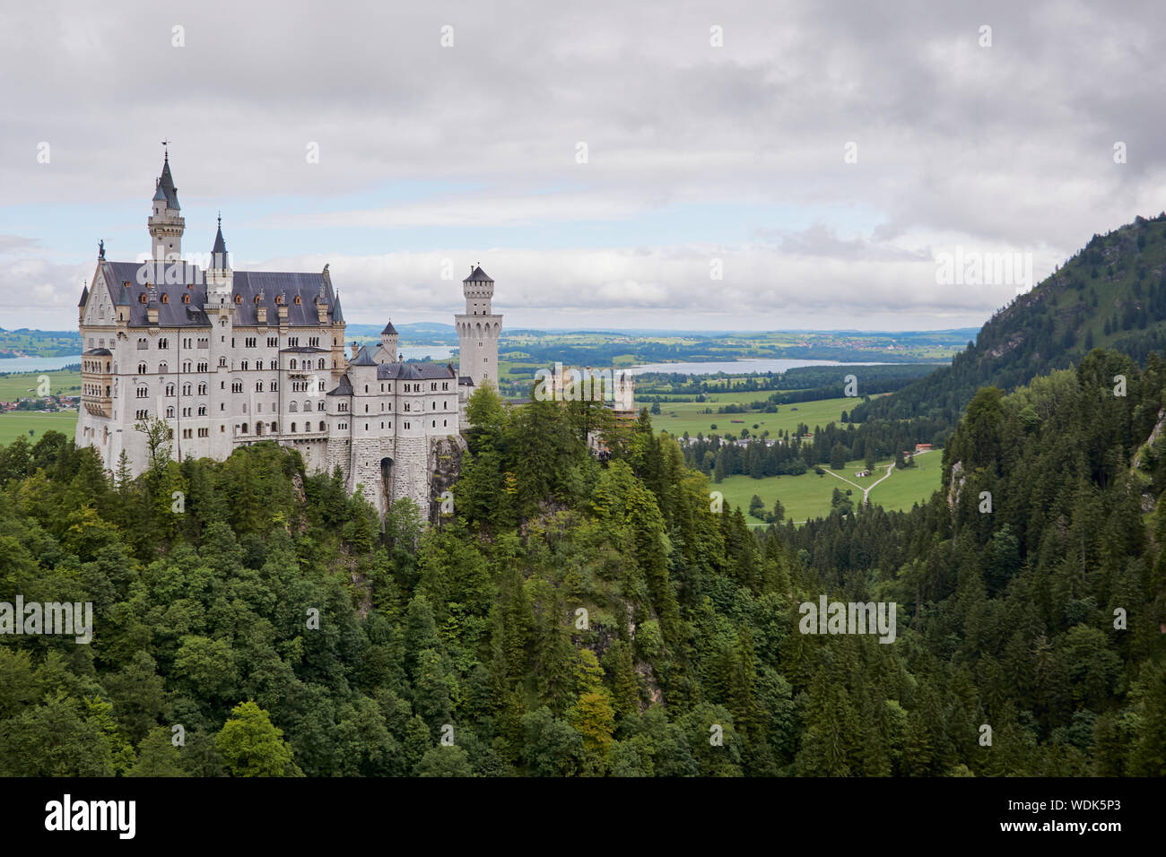 Blick auf den berühmten Touristenattraktion in den Bayerischen Alpen - das Schloss Neuschwanstein vor blauem Himmel und der Natur / Sommer 2019 Stockfoto