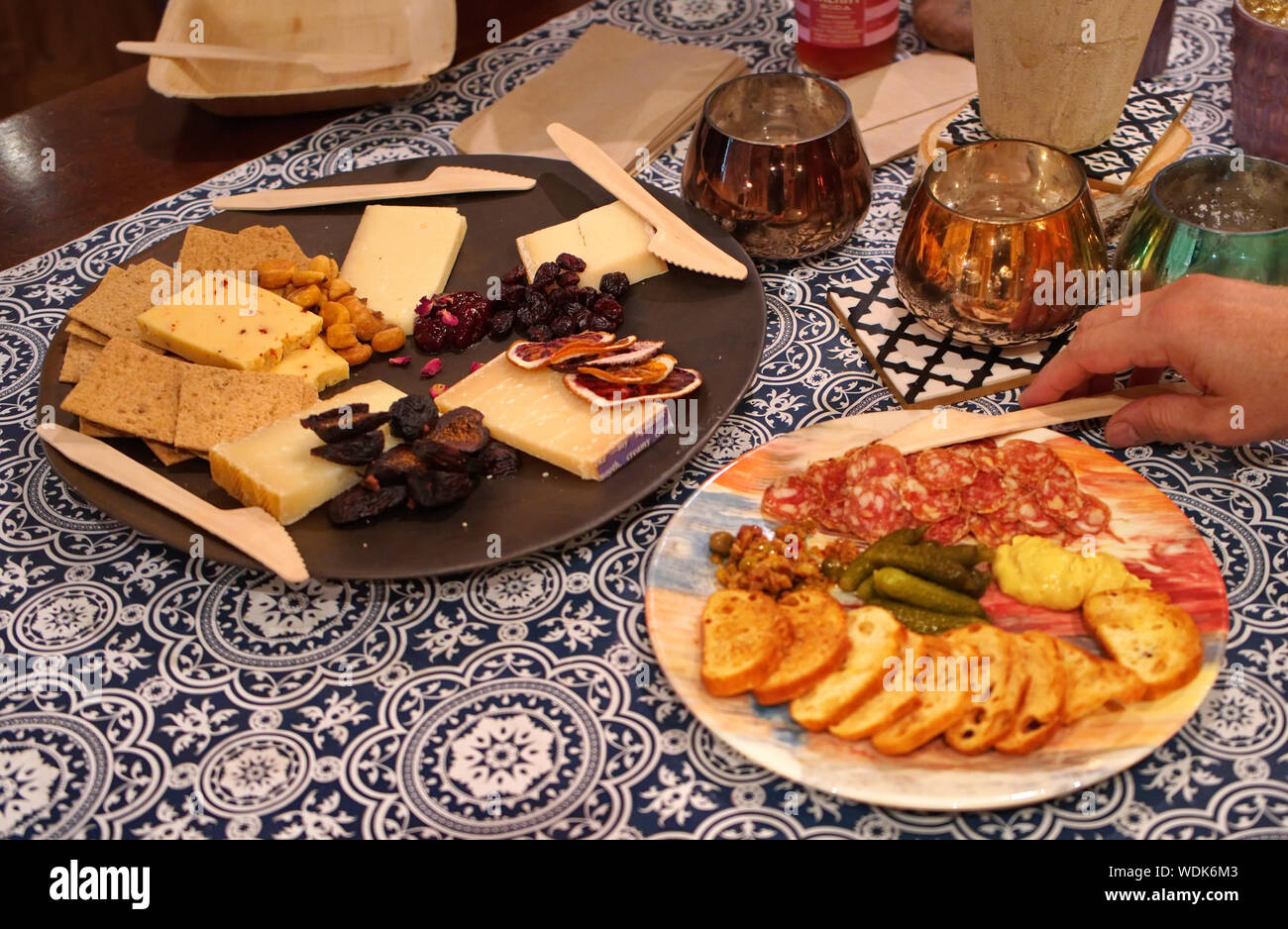 Madison, WI USA. Apr 2018. Ein Charcuterie Platte mit Sorten von Fleisch, Nüsse, Früchte, getrocknet, und Käse. Stockfoto