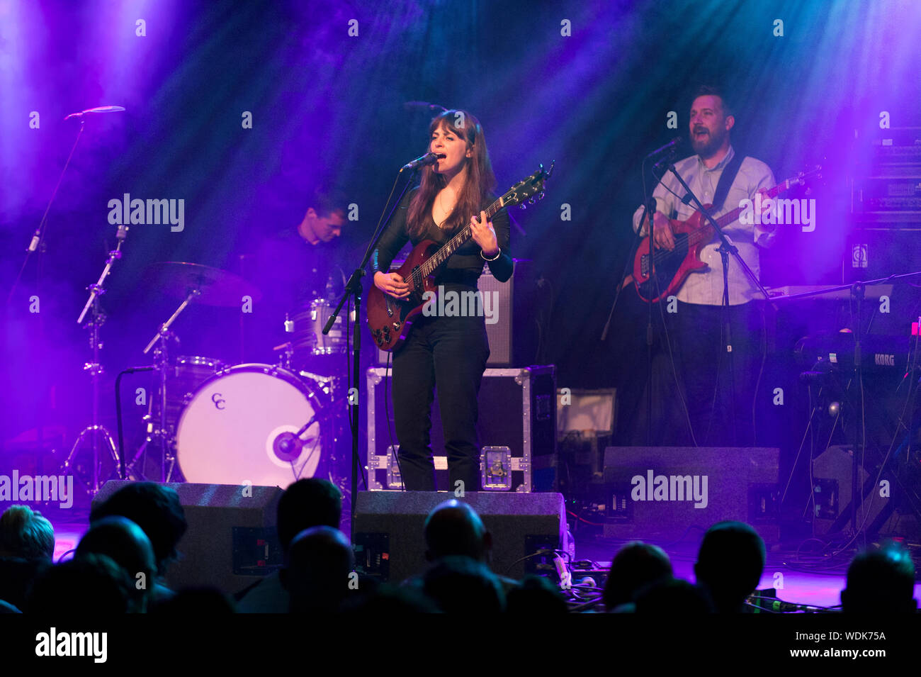 US-Sängerin und Songwriterin Heather Holz Broderick und ihre Band im Konzert an Stift, Universität Leeds, West Yorkshire, UK. Stockfoto