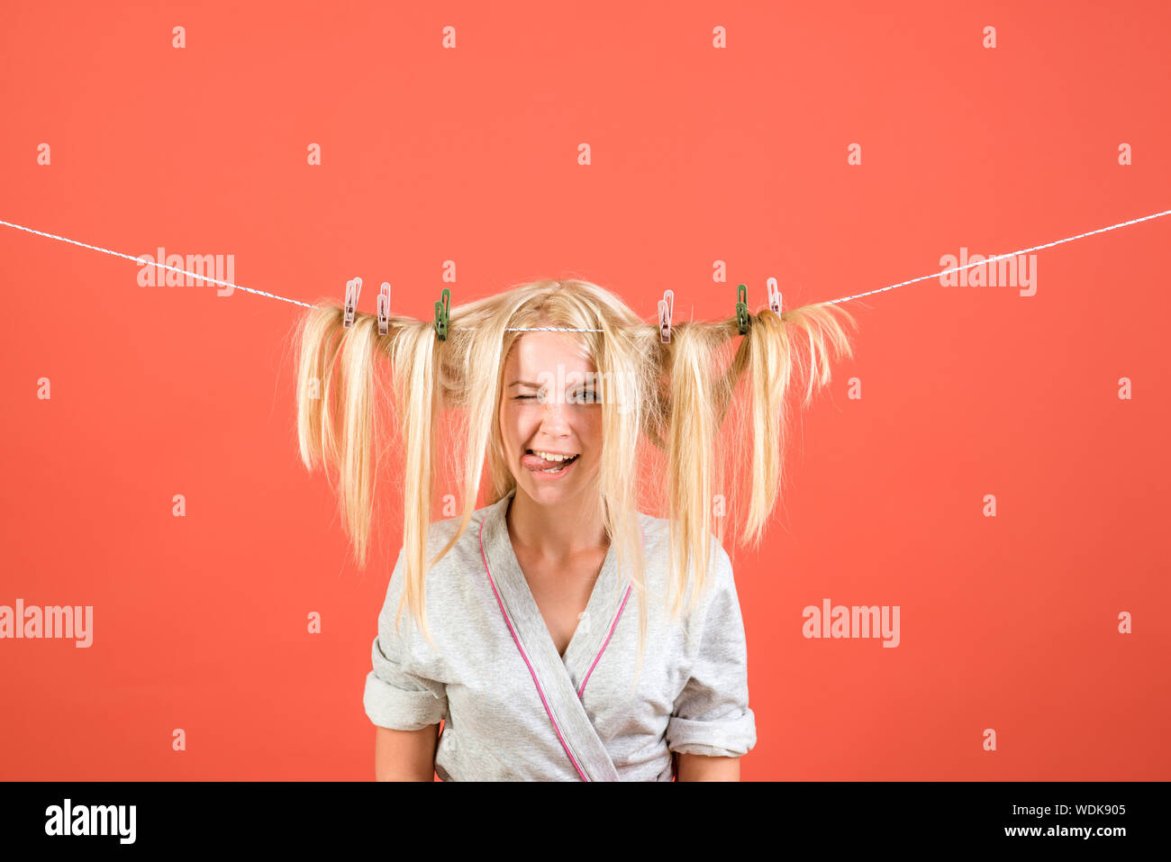 Emotionale retro Hausfrau. Vintage Haushälterin Frau. Mutter beschäftigt. Multitasking Mom. Ausführung der verschiedenen Aufgaben im Haushalt. Zimmermädchen oder Hausfrau kümmert sich ab Stockfoto