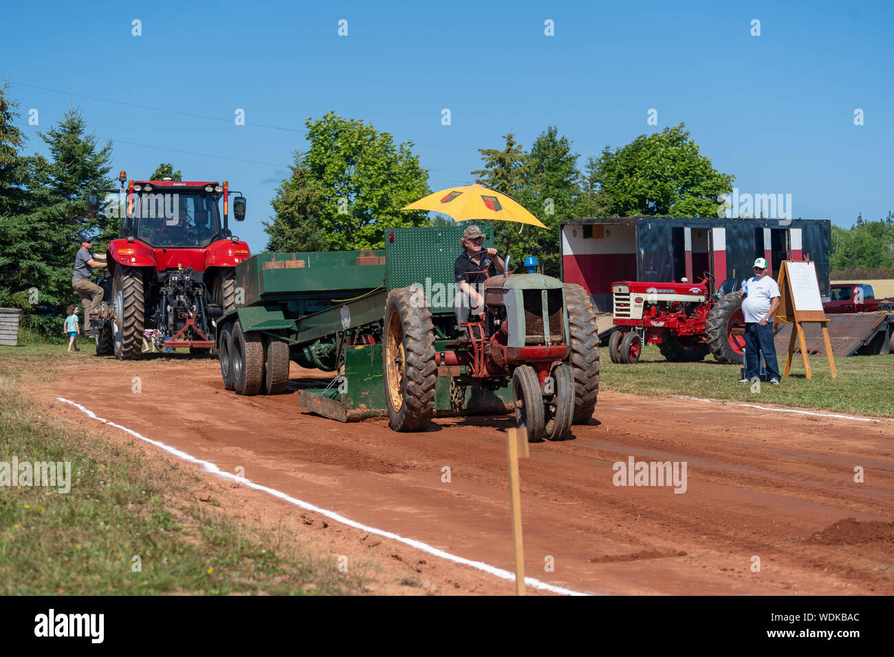 Dundas, Prince Edward Island - Kanada - August, 25, 2019: Wettbewerber mit ihren Traktoren schleppen eine gewichtete Schlitten in der jährlichen Traktor ziehen competito Stockfoto