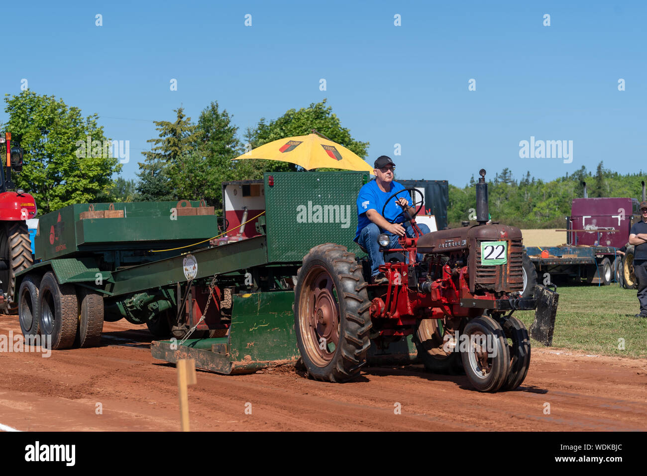 Dundas, Prince Edward Island - Kanada - August, 25, 2019: Wettbewerber mit ihren Traktoren schleppen eine gewichtete Schlitten in der jährlichen Traktor ziehen competito Stockfoto