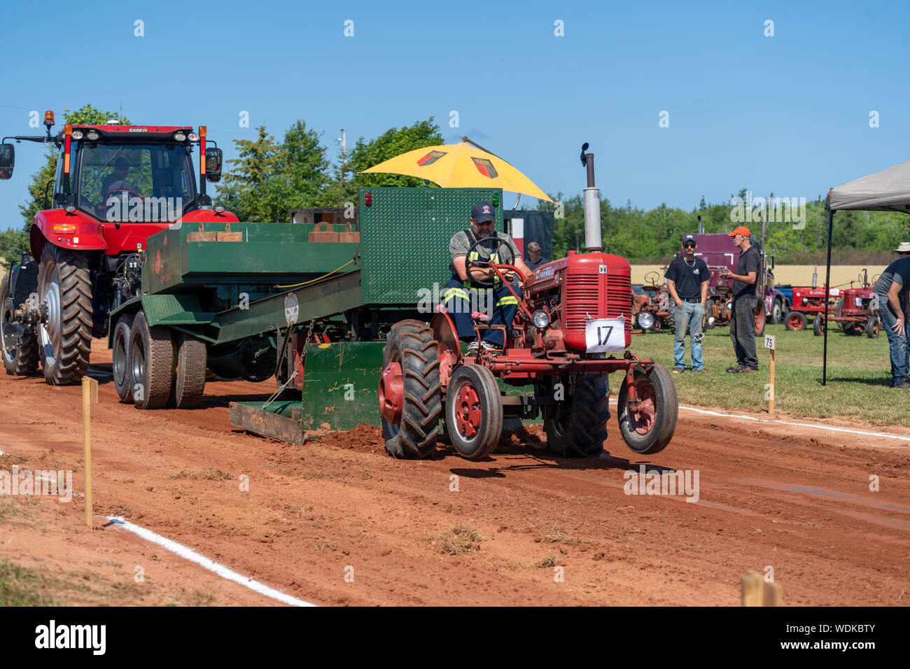 Dundas, Prince Edward Island - Kanada - August, 25, 2019: Wettbewerber mit ihren Traktoren schleppen eine gewichtete Schlitten in der jährlichen Traktor ziehen competito Stockfoto