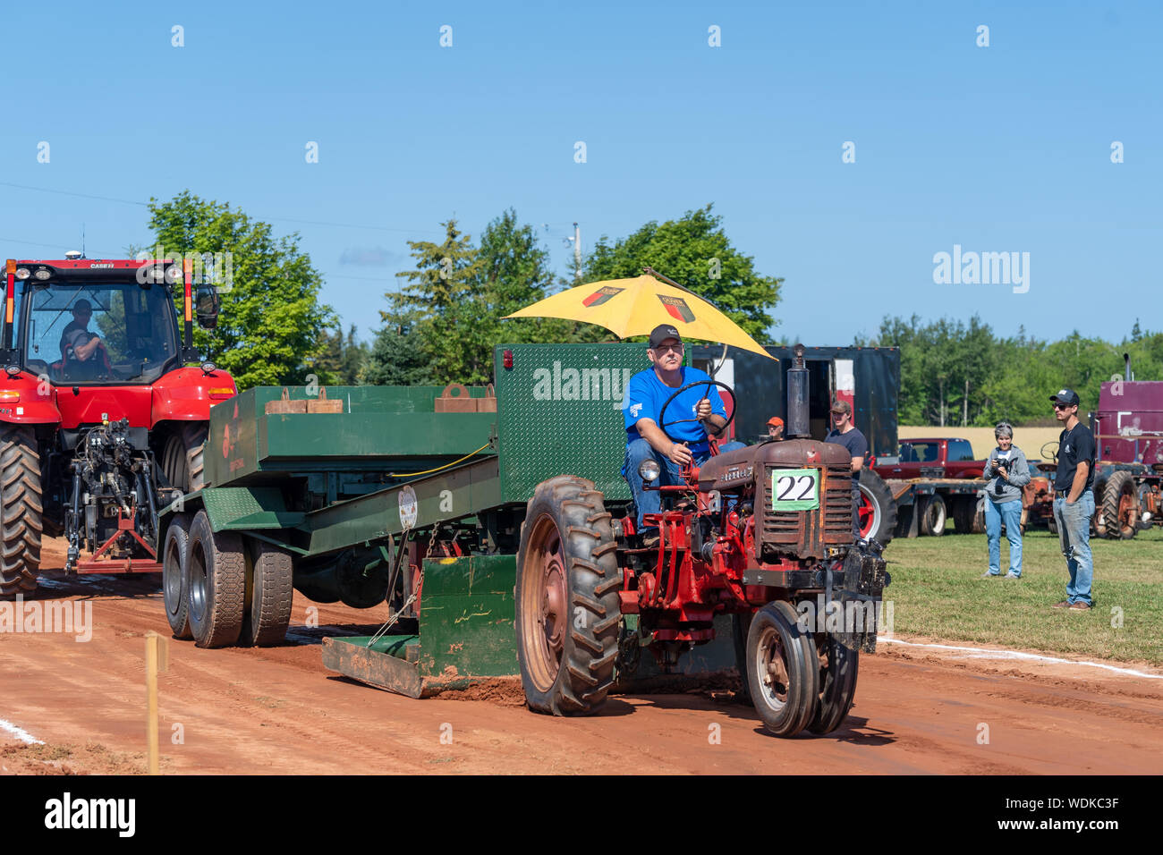 Dundas, Prince Edward Island - Kanada - August, 25, 2019: Wettbewerber mit ihren Traktoren schleppen eine gewichtete Schlitten in der jährlichen Traktor ziehen competito Stockfoto