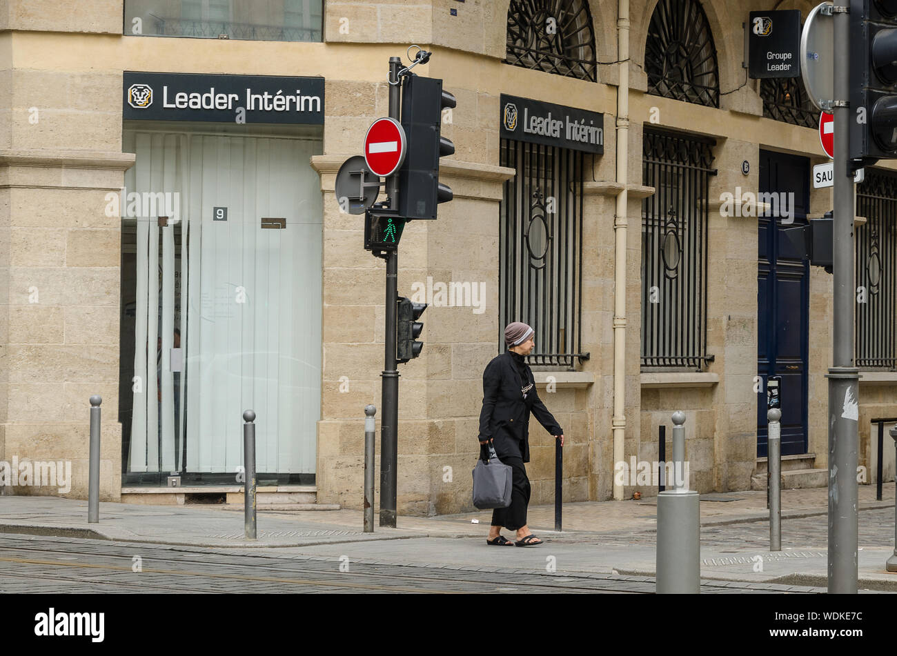 Frau hinunter eine Straße in Bordeaux. September 2013. Frankreich Stockfoto